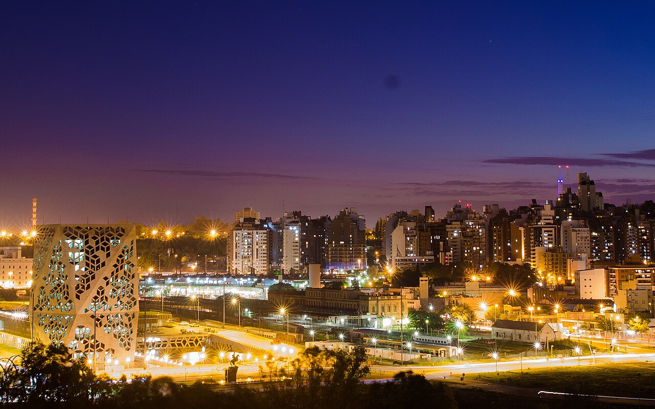 Vista nocturna de Córdoba con el cielo parcialmente nublado